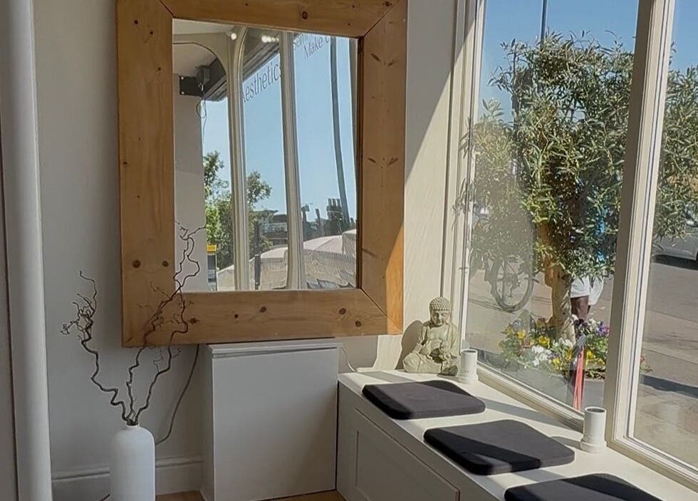 Inviting seating area with large mirror at Quinns Tanning and Aesthetics, London, England, GB.