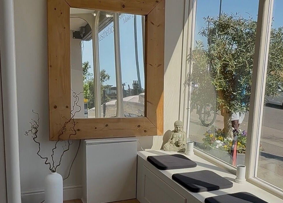 Inviting seating area with large mirror at Quinns Tanning and Aesthetics, London, England, GB.