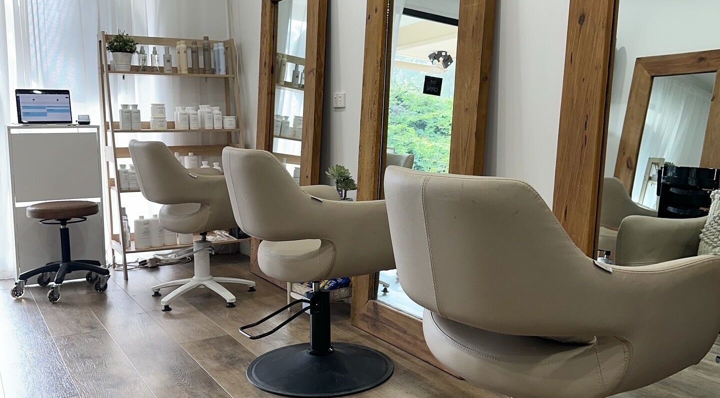 Modern salon chairs and mirrors at Blonde Beauty Co., Moodlu, Queensland, AU, offering chic beauty services.