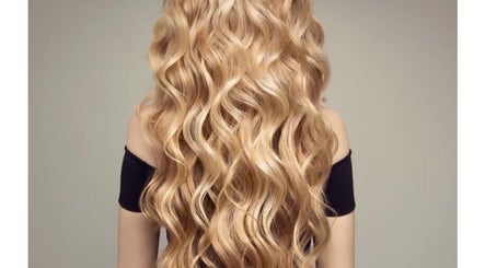 Flowing blonde waves at The Hair Workshop Extensions Hair Couture, Dubai, Dubai, AE.
