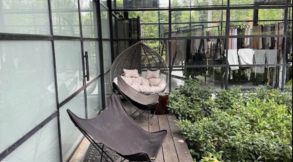 Stylish outdoor seating at Muka Concepts Jalan Green School, Sibang Kaja, Bali, ID, amid lush greenery.