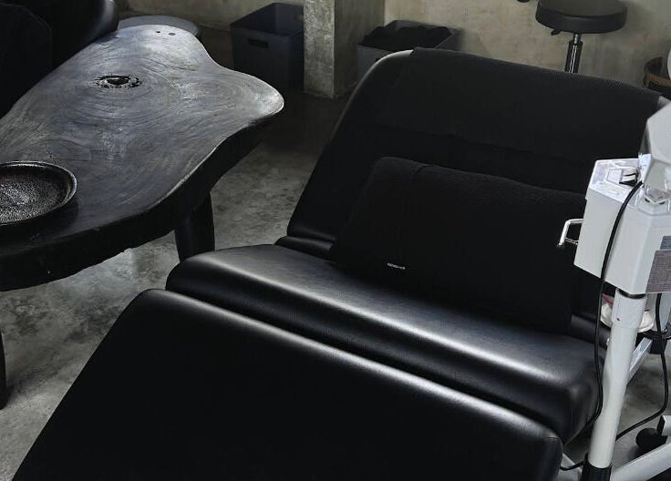 Luxury spa bed and equipment at Muka Concepts Jalan Green School, Sibang Kaja, Bali, ID.