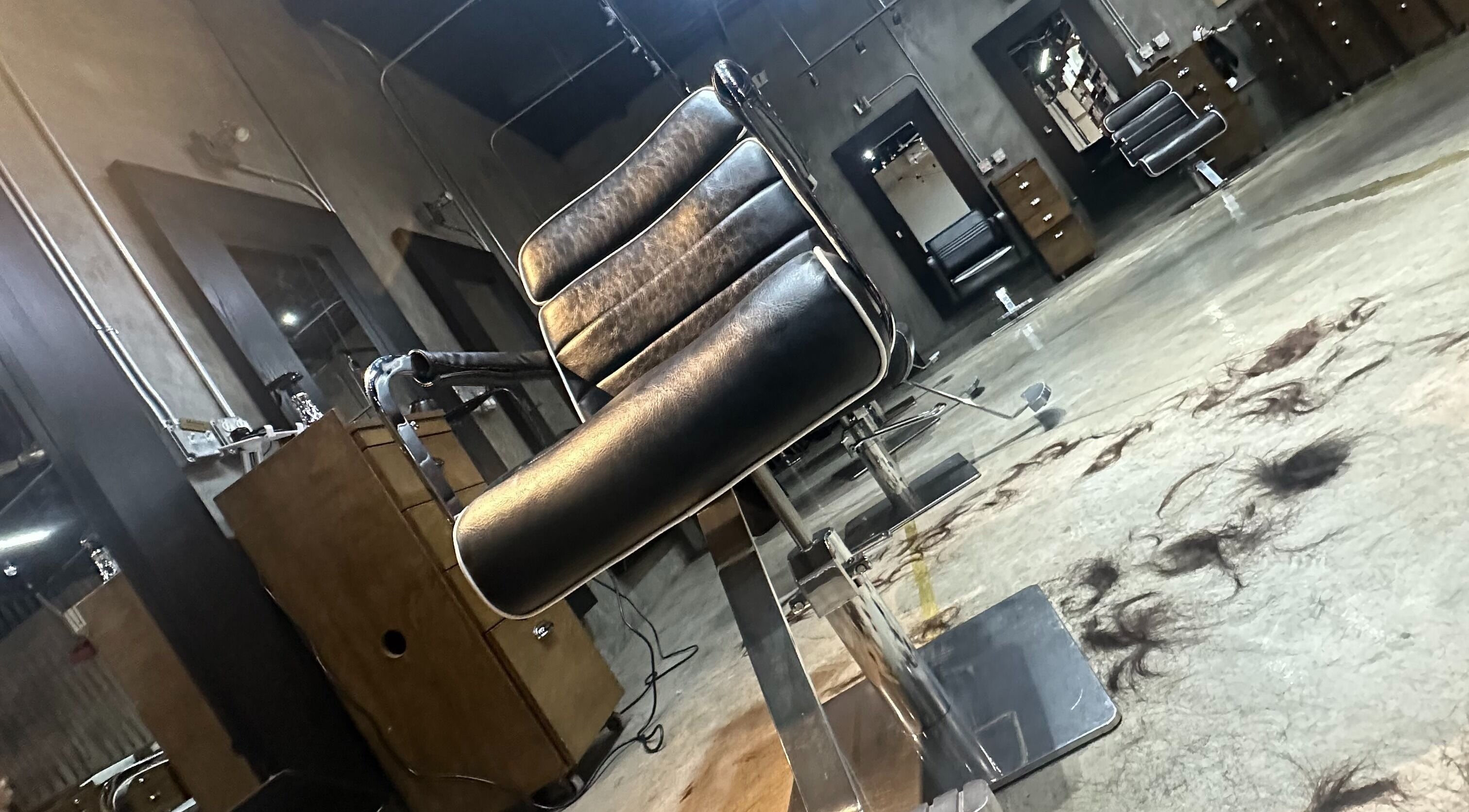 Interior elegante del salón Pluxom en Tijuana, Baja California, MX, con sillas de peluquería modernas.