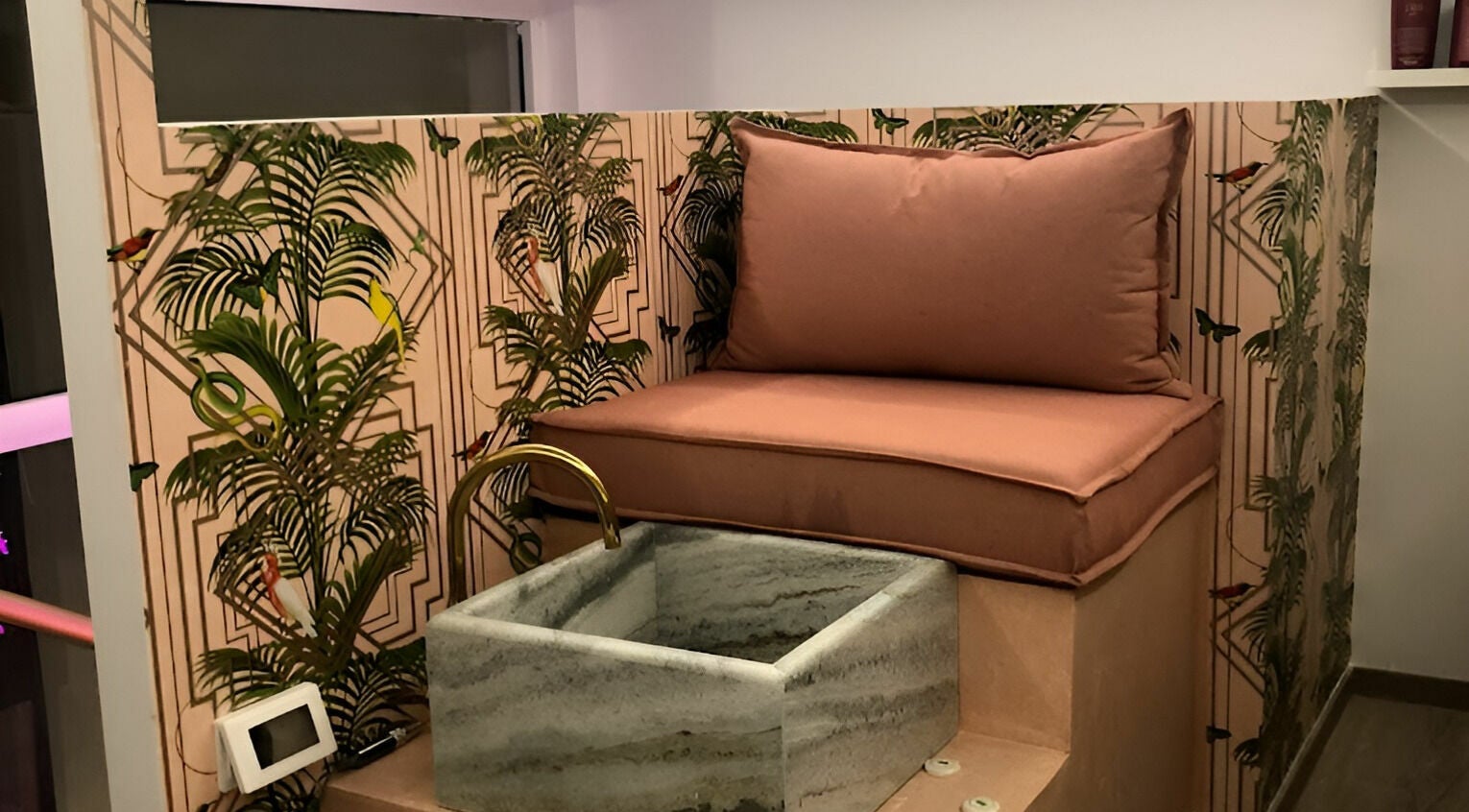 Relaxing corner with plush seating and foot bath at Oh My Spa, Argostoli, GR.