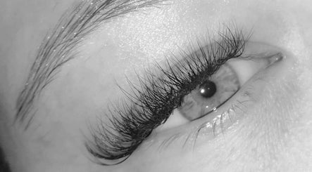 MC Lashes and Beauty image 2