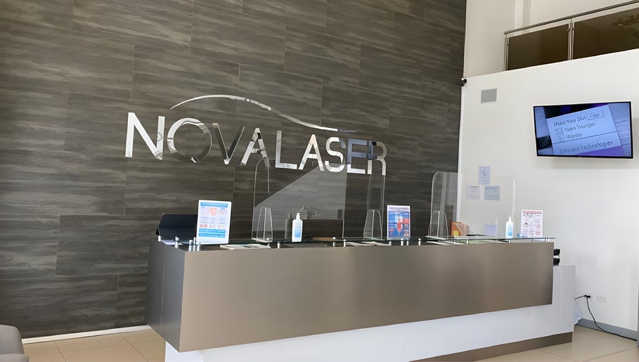 Recepción moderna en Novalaser, San Rafael, San José, CR con elegante cartel y diseño acogedor.