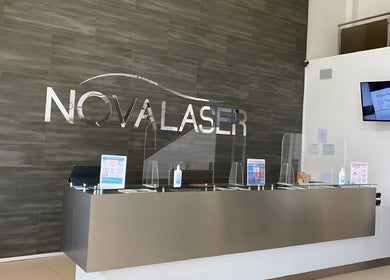 Recepción moderna en Novalaser, San Rafael, San José, CR con elegante cartel y diseño acogedor.