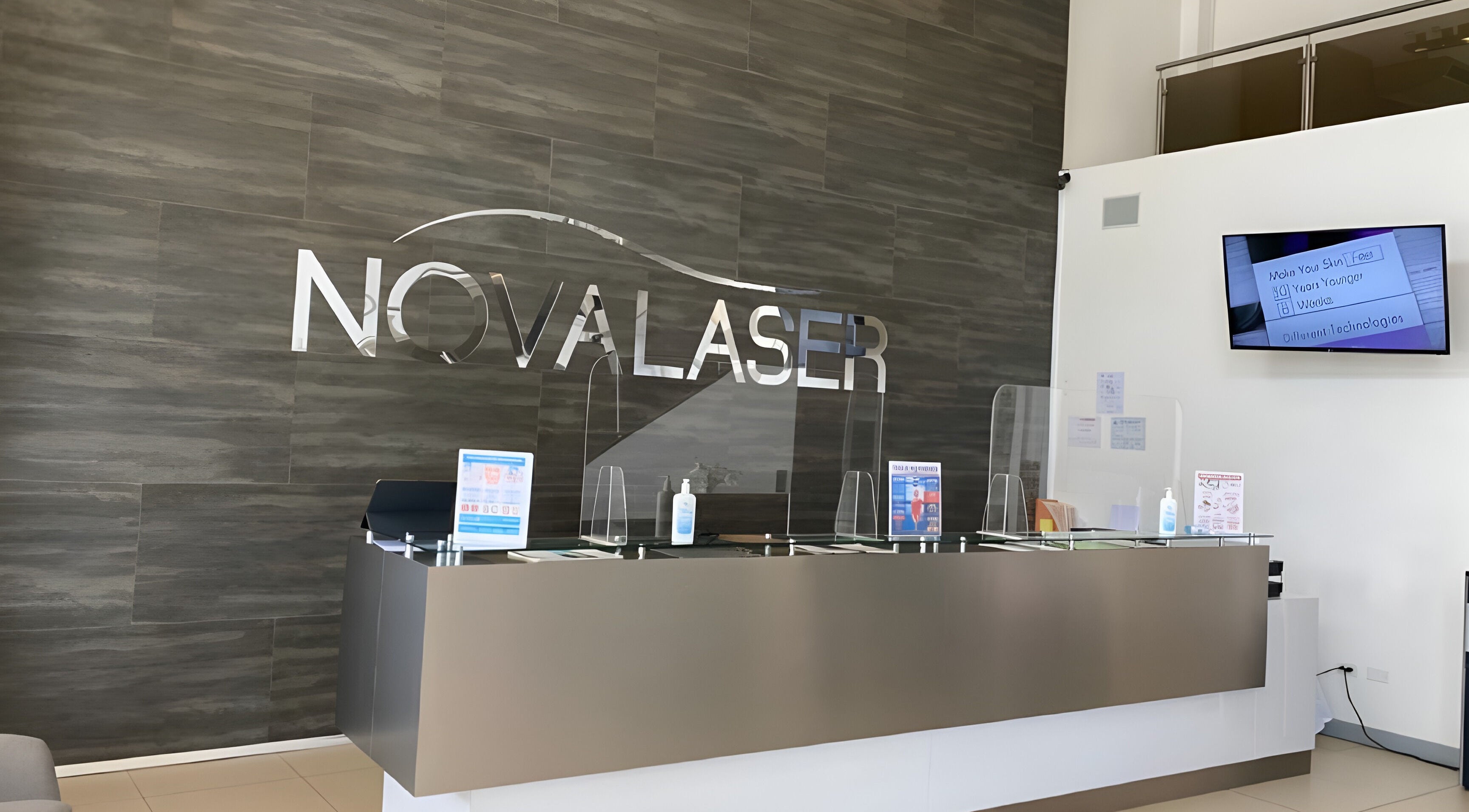 Recepción moderna en Novalaser, San Rafael, San José, CR con elegante cartel y diseño acogedor.