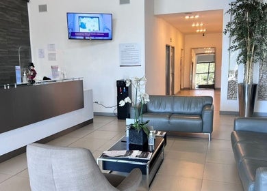 Recepción moderna de Novalaser en San Rafael, San José, CR con asientos cómodos y decoración sofisticada.