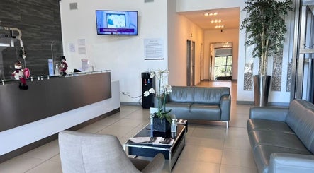 Recepción moderna de Novalaser en San Rafael, San José, CR con asientos cómodos y decoración sofisticada.