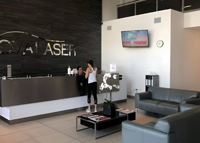 Recepción de Novalaser en San Rafael, San José, CR con decoración moderna y acogedora.
