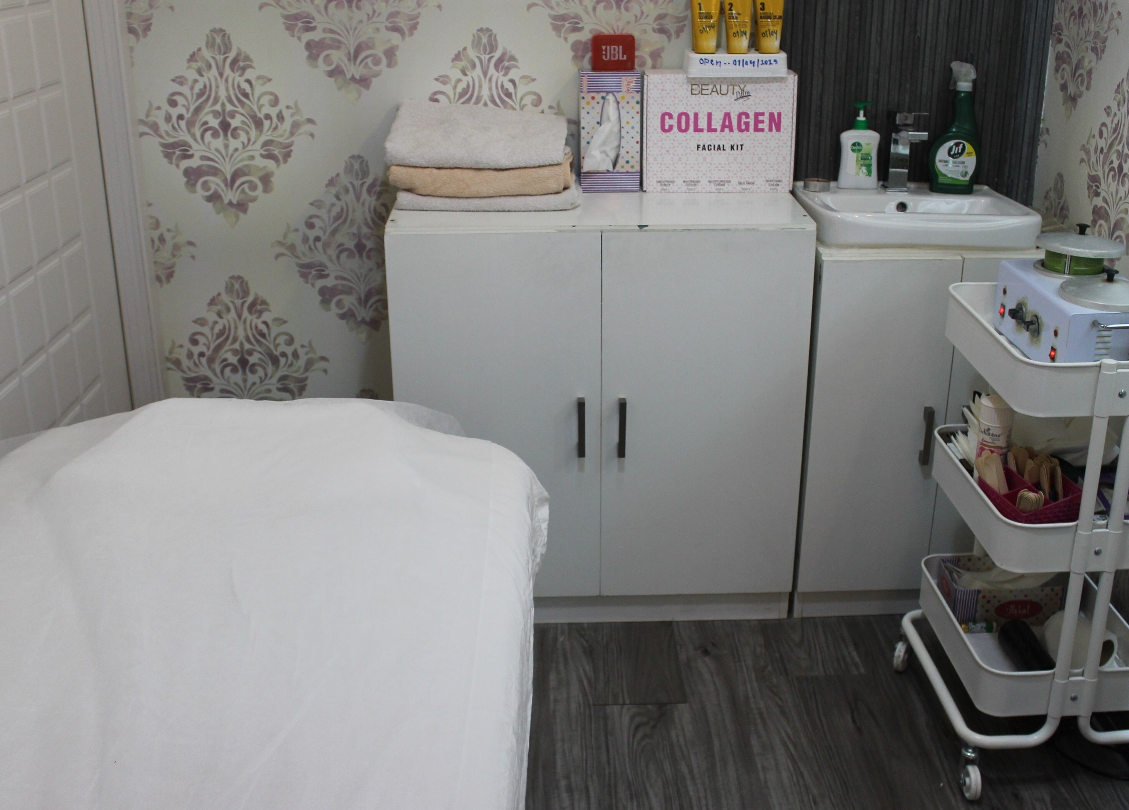 Cozy treatment room at Beauty Beat DMCC, Dubai, Dubai, AE with elegant decor and skincare essentials.
