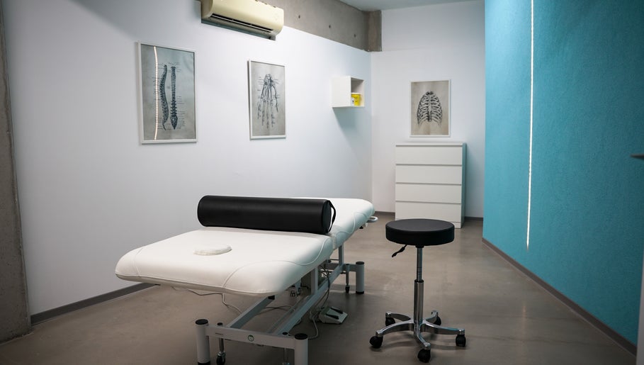 Modern therapy room at Physio Vichas Αγλαντζιά, Αγλαντζιά, Λευκωσία, CY, featuring a comfortable treatment table.