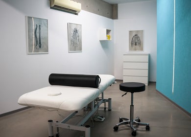 Modern therapy room at Physio Vichas Αγλαντζιά, Αγλαντζιά, Λευκωσία, CY, featuring a comfortable treatment table.
