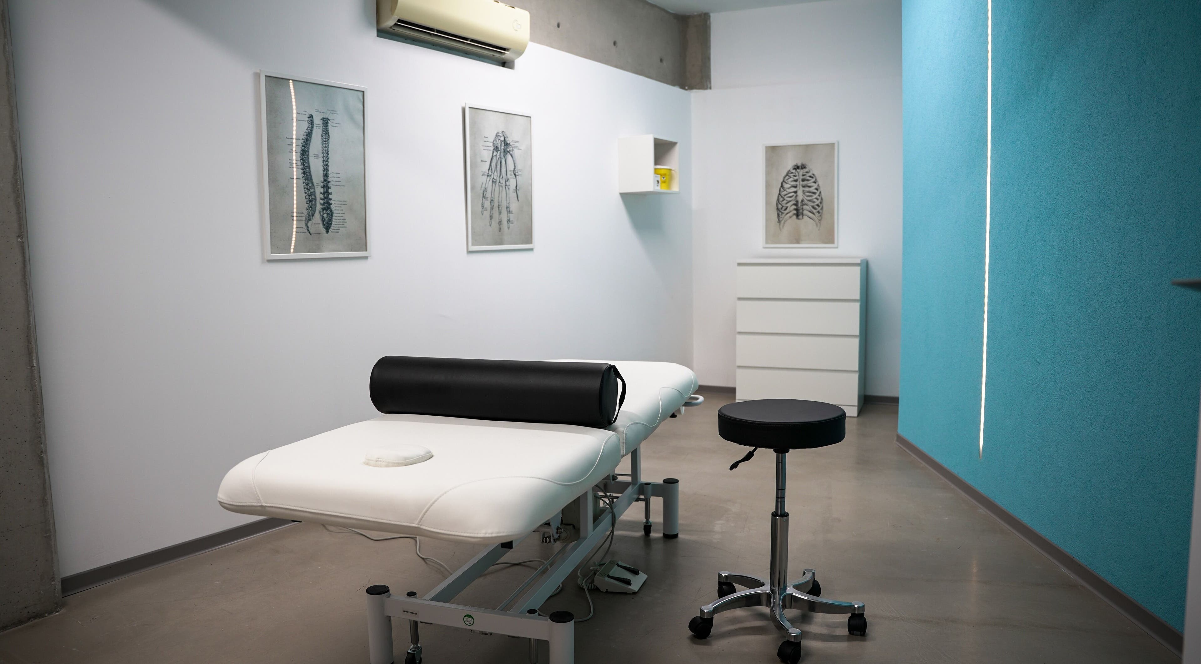 Modern therapy room at Physio Vichas Αγλαντζιά, Αγλαντζιά, Λευκωσία, CY, featuring a comfortable treatment table.