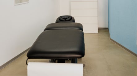Comfortable massage table in Physio Vichas Αγλαντζιά therapy room, Αγλαντζιά, Λευκωσία, CY.
