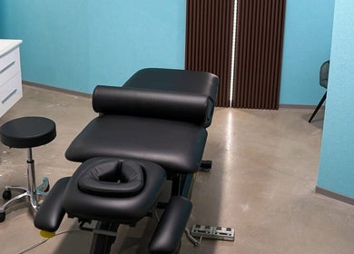 Therapy room at Physio Vichas Αγλαντζιά, Λευκωσία, CY featuring a modern black treatment table.