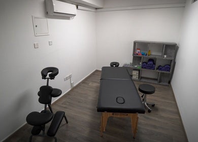 Massage room at Physio Vichas, Λατσιά, Λευκωσία, CY with massage table and relaxation amenities.