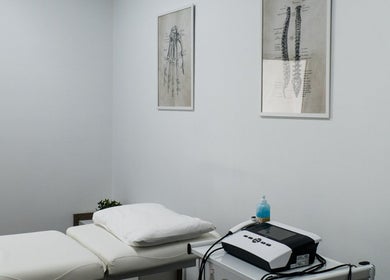 Calm therapy room at Physio Vichas, Λατσιά, Λευκωσία, CY, featuring a treatment bed and anatomy decor.