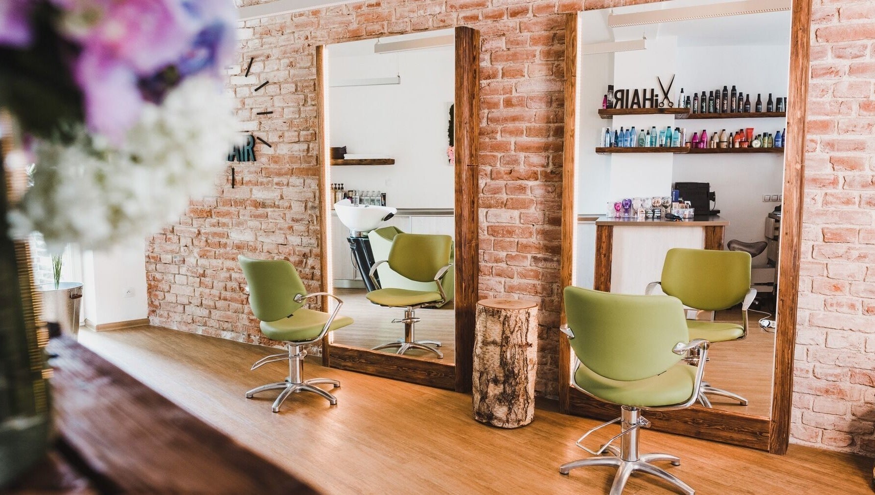 Stylové kadeřnické studio IHair v Semily, Liberecký kraj, CZ s moderními zelenými křesly a zrcadly.