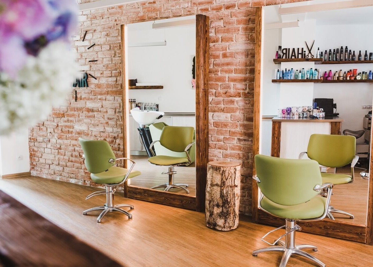 Stylové kadeřnické studio IHair v Semily, Liberecký kraj, CZ s moderními zelenými křesly a zrcadly.