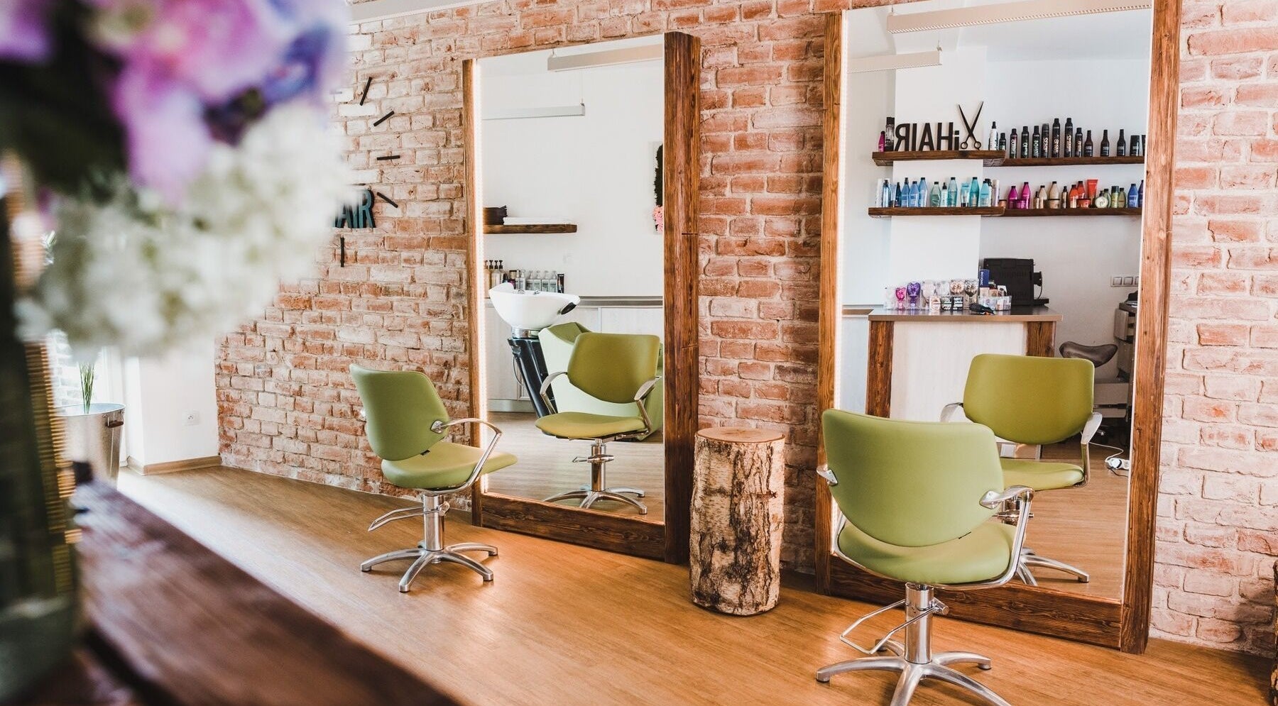 Stylové kadeřnické studio IHair v Semily, Liberecký kraj, CZ s moderními zelenými křesly a zrcadly.