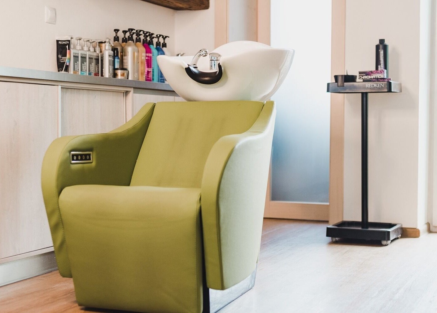 Komfortní křeslo v salonu IHair, Semily, Liberecký kraj, CZ, ideální pro relaxaci a péči o vlasy.