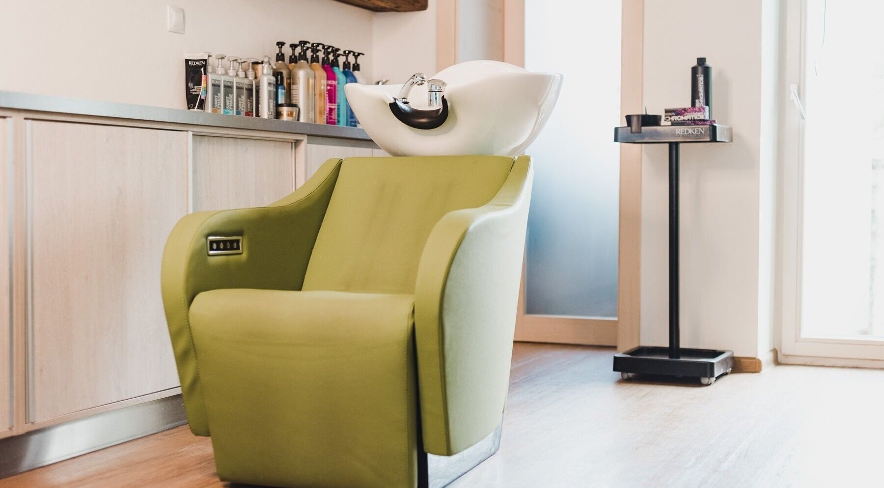 Komfortní křeslo v salonu IHair, Semily, Liberecký kraj, CZ, ideální pro relaxaci a péči o vlasy.