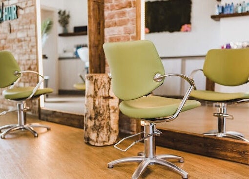 Interiér salónu IHair se zrcadly a zelenými křesly, Semily, Liberecký kraj, CZ.
