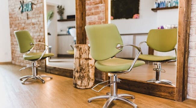 Interiér salónu IHair se zrcadly a zelenými křesly, Semily, Liberecký kraj, CZ.