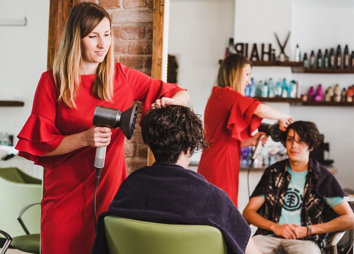 Kadeřnice v červených šatech upravuje účes v IHair, Semily, Liberecký kraj, CZ.