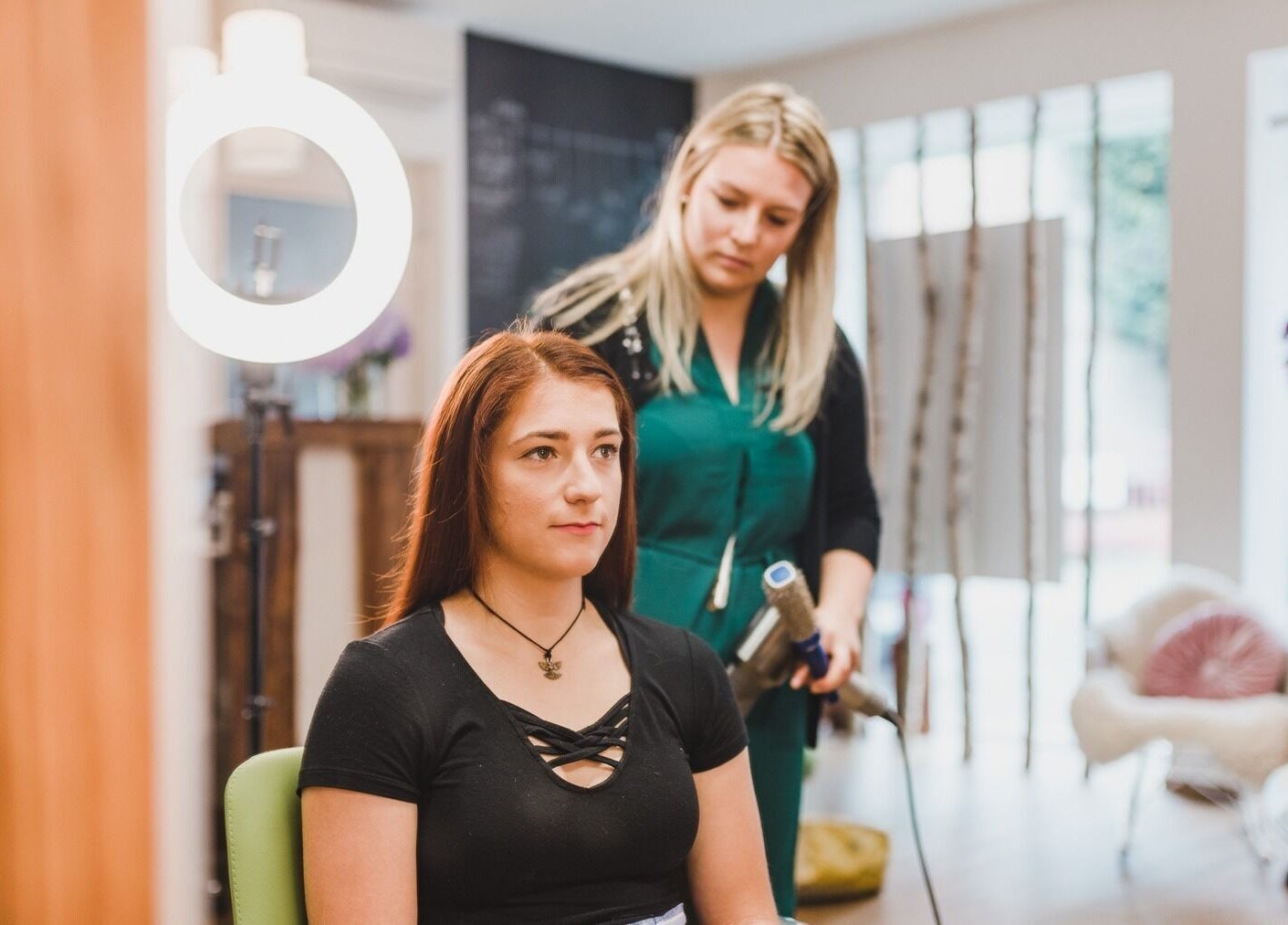 Stylistka v IHair připravuje zákazníka v Semily, Liberecký kraj, CZ na novou kadeřnickou úpravu.