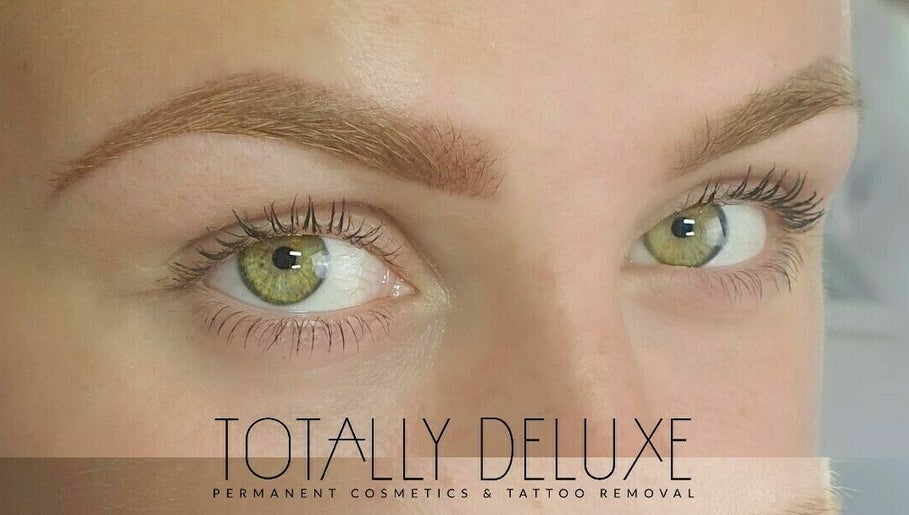 Totally Deluxe Permanent Makeup – obraz 1