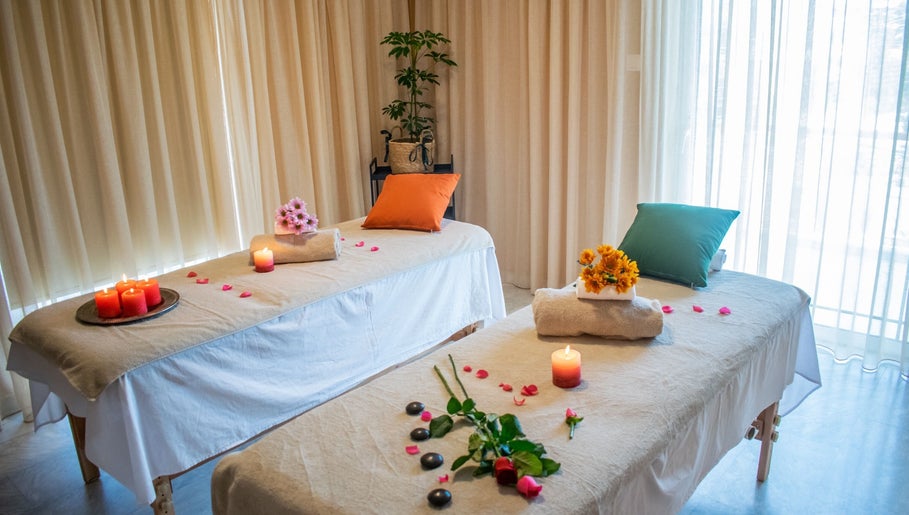 Δύο τραπέζια μασάζ στο Harmony Spa, Μαρούσι, GR με κεριά και λουλούδια.