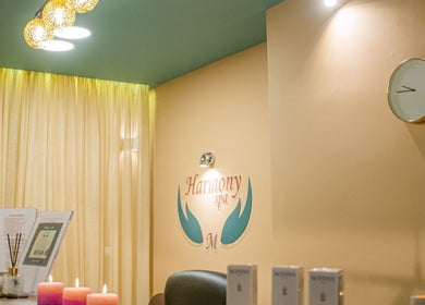 Εσωτερικός χώρος στο Harmony Spa, Μαρούσι, GR με αναμμένα κεριά και φωτεινά κρεμαστά στολίδια.