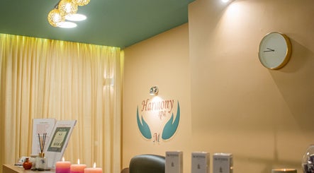 Εσωτερικός χώρος στο Harmony Spa, Μαρούσι, GR με αναμμένα κεριά και φωτεινά κρεμαστά στολίδια.