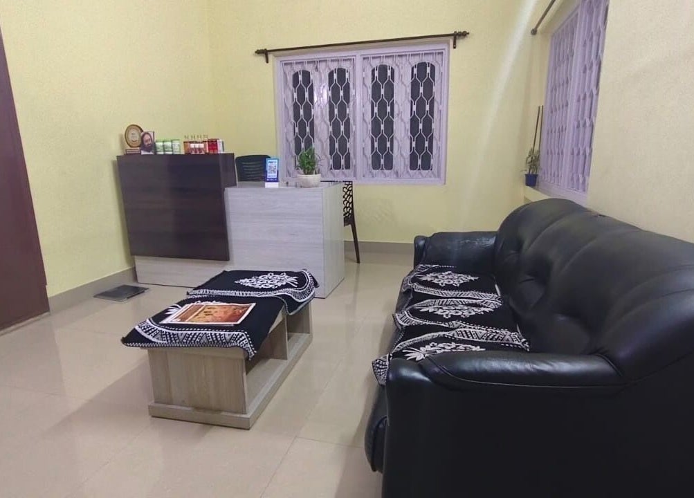 Relaxing lounge area at Arogya Ayurveda Panchakarma Center Pvt. Ltd., Kolkata, West Bengal, IN with comfortable seating.