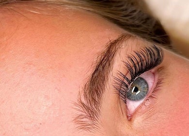 Eyelash extensions by Flashy Lashies & Beauty in Lethbridge Park, New South Wales, AU, showcasing stunning detail.
