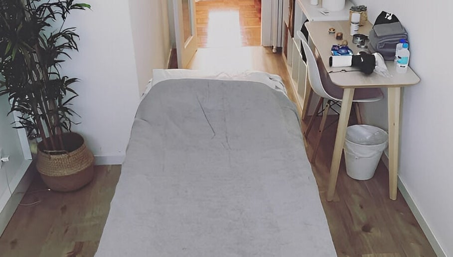 Cozy massage room at Ahimsa Massage Therapy - Arroios, Lisboa, Lisboa, PT, inviting relaxation and tranquility.