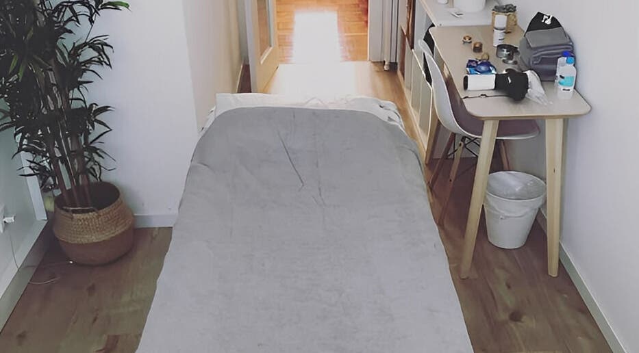 Cozy massage room at Ahimsa Massage Therapy - Arroios, Lisboa, Lisboa, PT, inviting relaxation and tranquility.