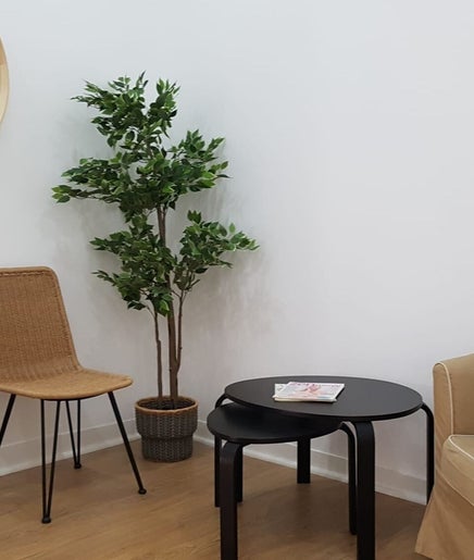 Relaxing waiting area at Ahimsa Massage Therapy - Arroios, Lisboa, Lisboa, PT with wicker chairs and greenery.