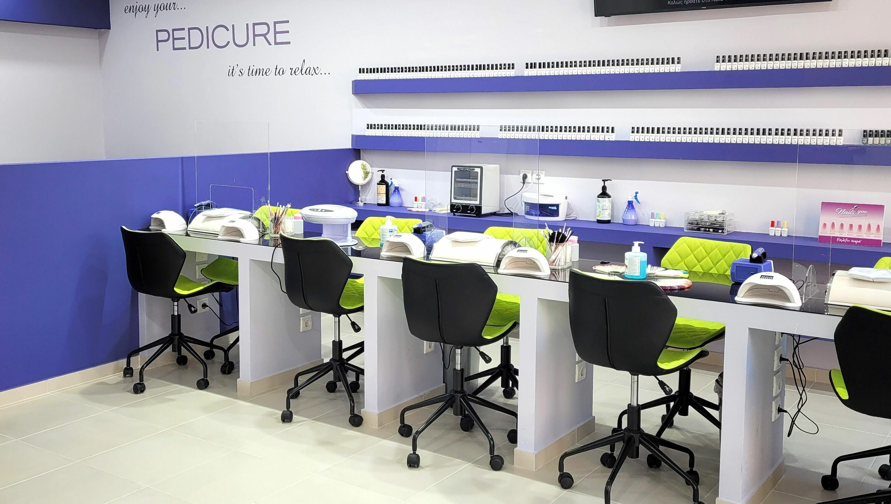 Σαλόνι νυχιών με σύγχρονο σχεδιασμό στο Nails 4 You, Παλλήνη, GR.