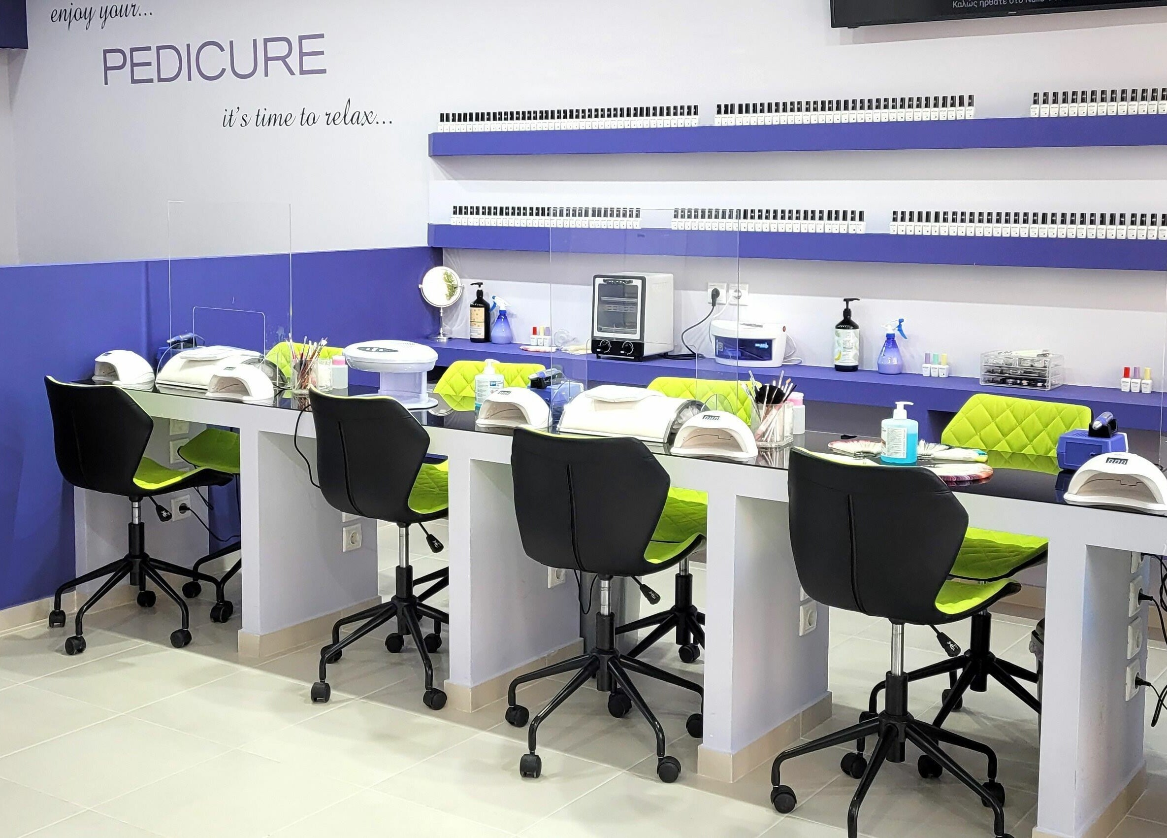 Σαλόνι νυχιών με σύγχρονο σχεδιασμό στο Nails 4 You, Παλλήνη, GR.