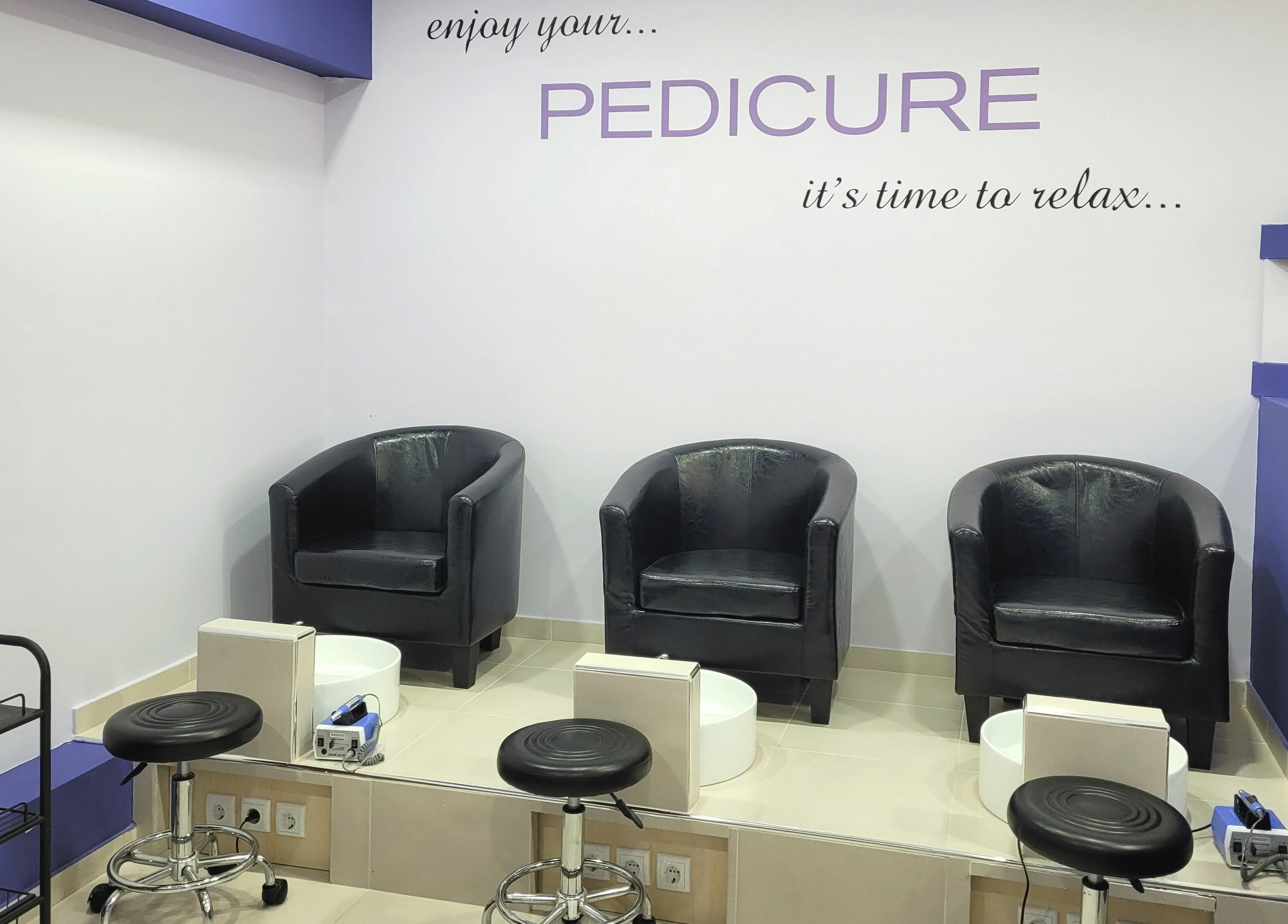 Άνετες καρέκλες πεντικιούρ στο Nails 4 You, Παλλήνη, GR για χαλάρωση και ομορφιά.