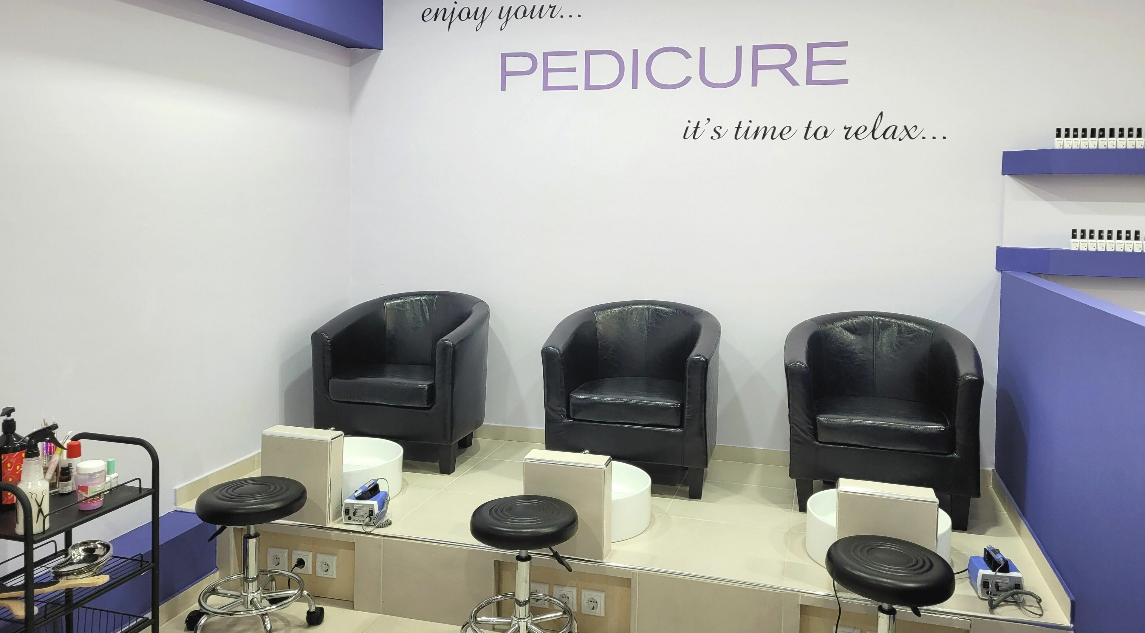 Άνετες καρέκλες πεντικιούρ στο Nails 4 You, Παλλήνη, GR για χαλάρωση και ομορφιά.