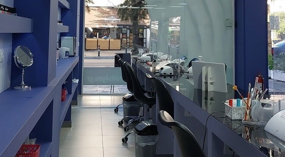 Σύγχρονος χώρος μανικιούρ στο Nails 4 You Patisia, Αθήνα, GR με άνετες θέσεις εργασίας.