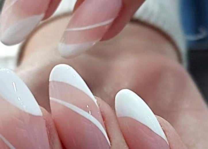Κομψά νύχια με γαλλική μανικιούρ στο Nails 4 You Patisia, Αθήνα, GR.