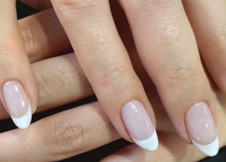 Γαλλικό μανικιούρ σε Nails 4 You Patisia, Αθήνα, GR. Ιδανικό για κομψότητα και στυλ.