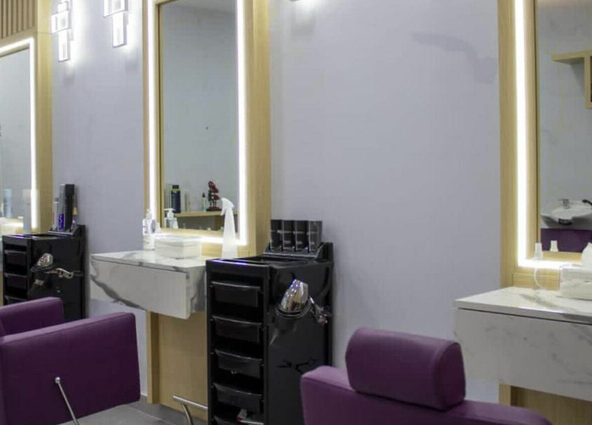 Elegant styling stations at Feels Beauty Lounge and Spa, Abu Dhabi, AE, showcasing modern beauty amenities.