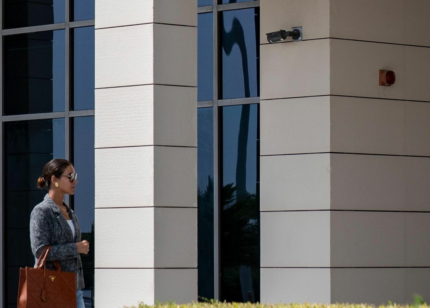 Exterior view of Feels Beauty Lounge and Spa in Abu Dhabi, AE, with a stylish visitor approaching.